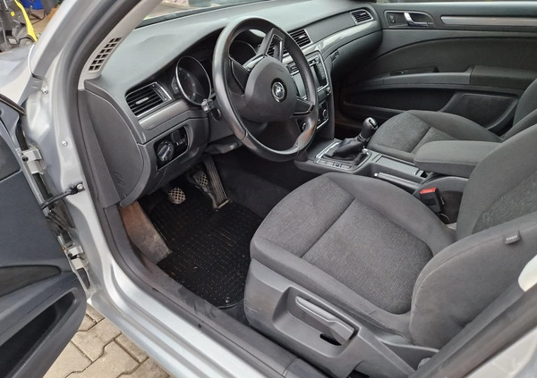 Skoda Superb cena 36900 przebieg: 270000, rok produkcji 2014 z Miłosław małe 154